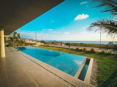 Oceanside Farm Residences – Spectacular villas and houses for sale in Puerto Cayo, Ecuador Luxurious infinity pool with incredible view