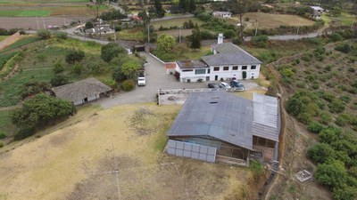vista aerea de casa de hacienda, piscina y casa de cuidador.jpg