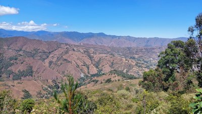 Propiedad grande con una vertiente natural y amplia vista panorámica de todo el valle de Vilcabamba.