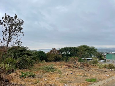 Hillside River View Lot: Se Vende Terreno para Construcción en la Montaña y Cerca del Mar en Bahia De Caraquez