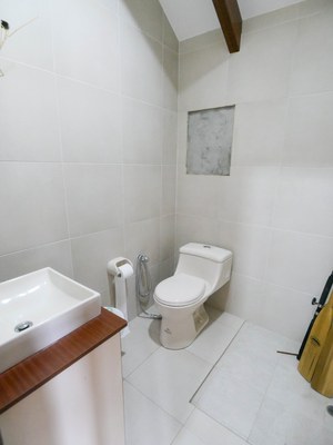 10b.Bathroom3 (1 of 1) (Large).jpg