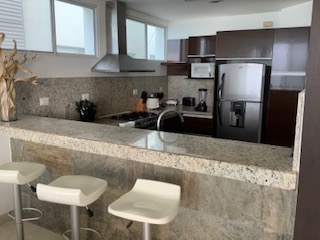 Breakfast Bar Between Dining Room And Kitchen