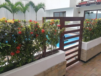  Gate to pool