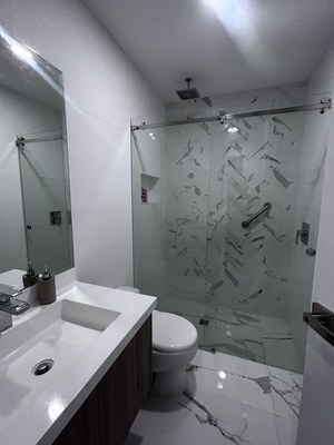 Modern Full Bathroom
