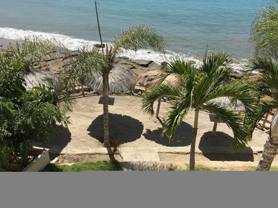  Private Beach Area With Seating 
