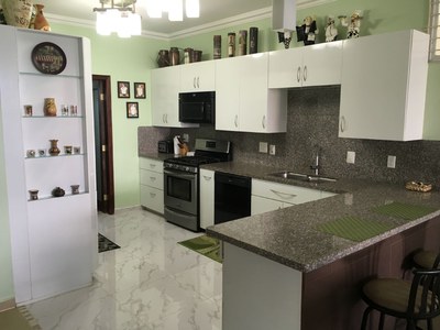  L-Shaped Kitchen And Bar. 