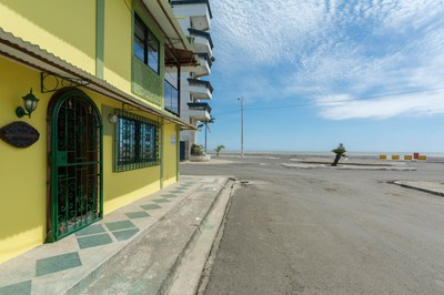 3-Story-Oceanfront-House-In-Bahia-2000-44.jpg
