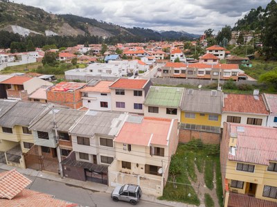 2-Story-Family-House-Near-Machángara-River-in-Cuenca-2000-25.jpg