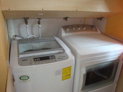  Counter Opens To Show Full Size Washer Dryer. 