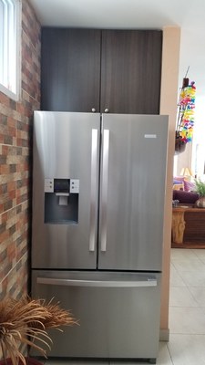 Great Refrigerator With Freezer At Bottom.