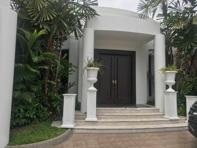  Grand Pillars At Entrance 