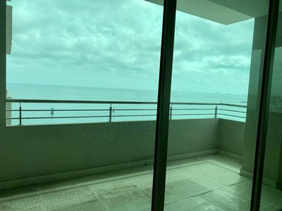 Roomy Balcony Overlooks The Pacific