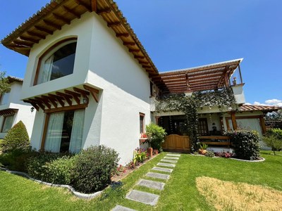 Cotacachi luxurious 2 story home