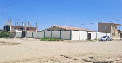 Casa esquinera con amplio terreno y cerca del mar en venta, Salinas - Ecuador