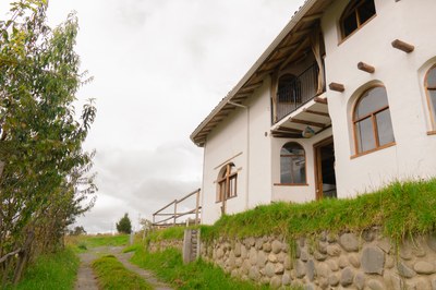 vista frontal, entrada y balcón