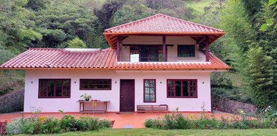 Property in a quiet location, with view of the famous Mandango hill just 10 minutes from the center of Vilcabamba.