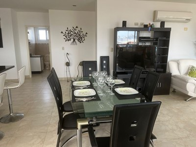 Open concept kitchen/dining