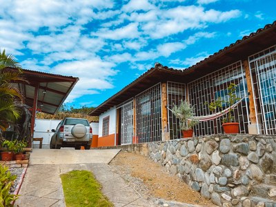 HOUSE FOR SALE: GREAT OFFER, Exceptional Turnkey 4-Bedroom Western-Style Home on 1000m2 Lot | Malacatos, Loja, Ecuador 